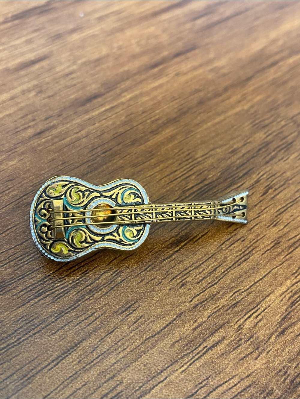 Vintage-Style Gold Guitar Pin Brooch